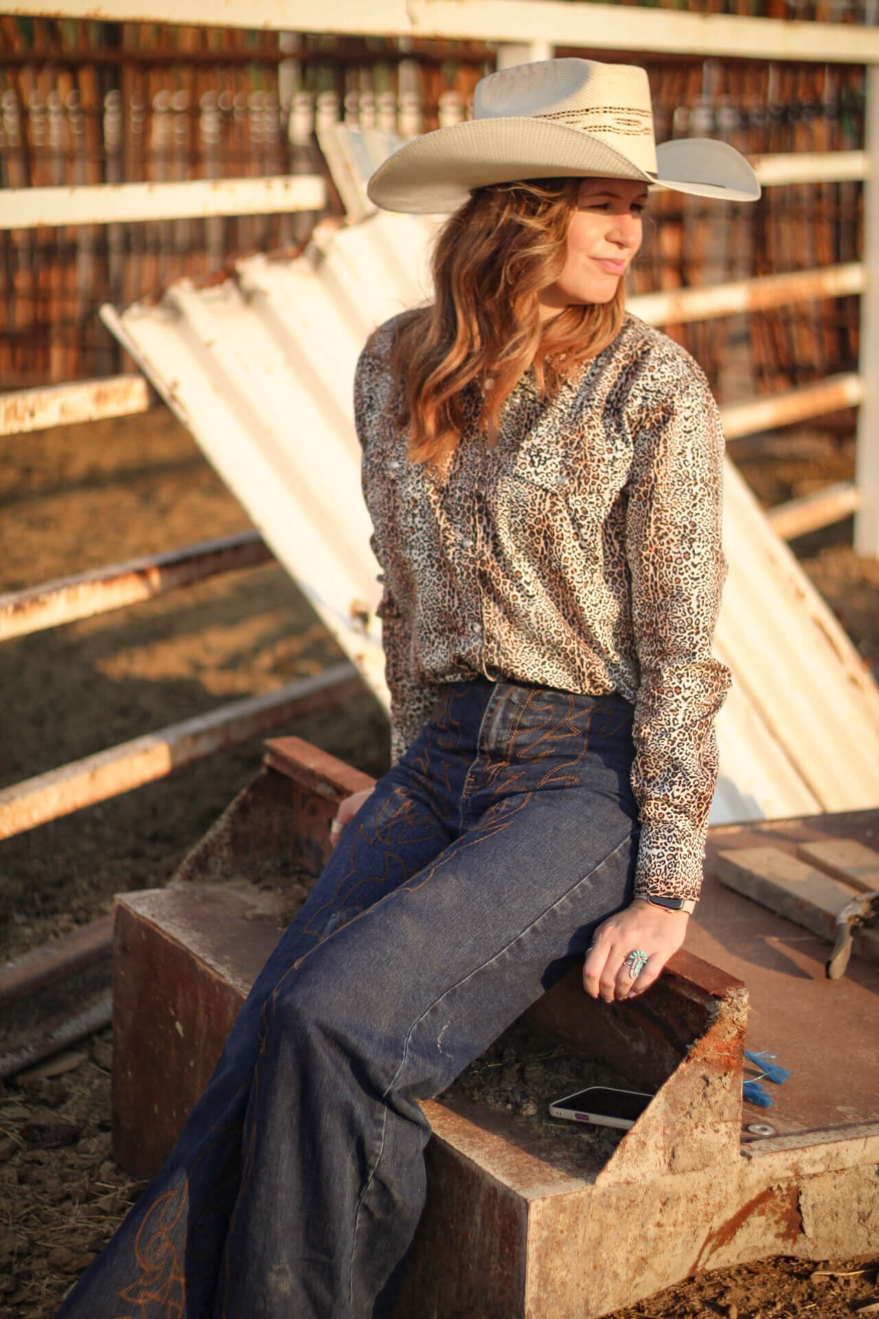 Leopard Print Western Shirt and Wide-Leg Jeans with Cowboy Hat Leopard Print Western Shirt and Wide-Leg Jeans with Cowboy Hat — Western Belt Outfits 2027