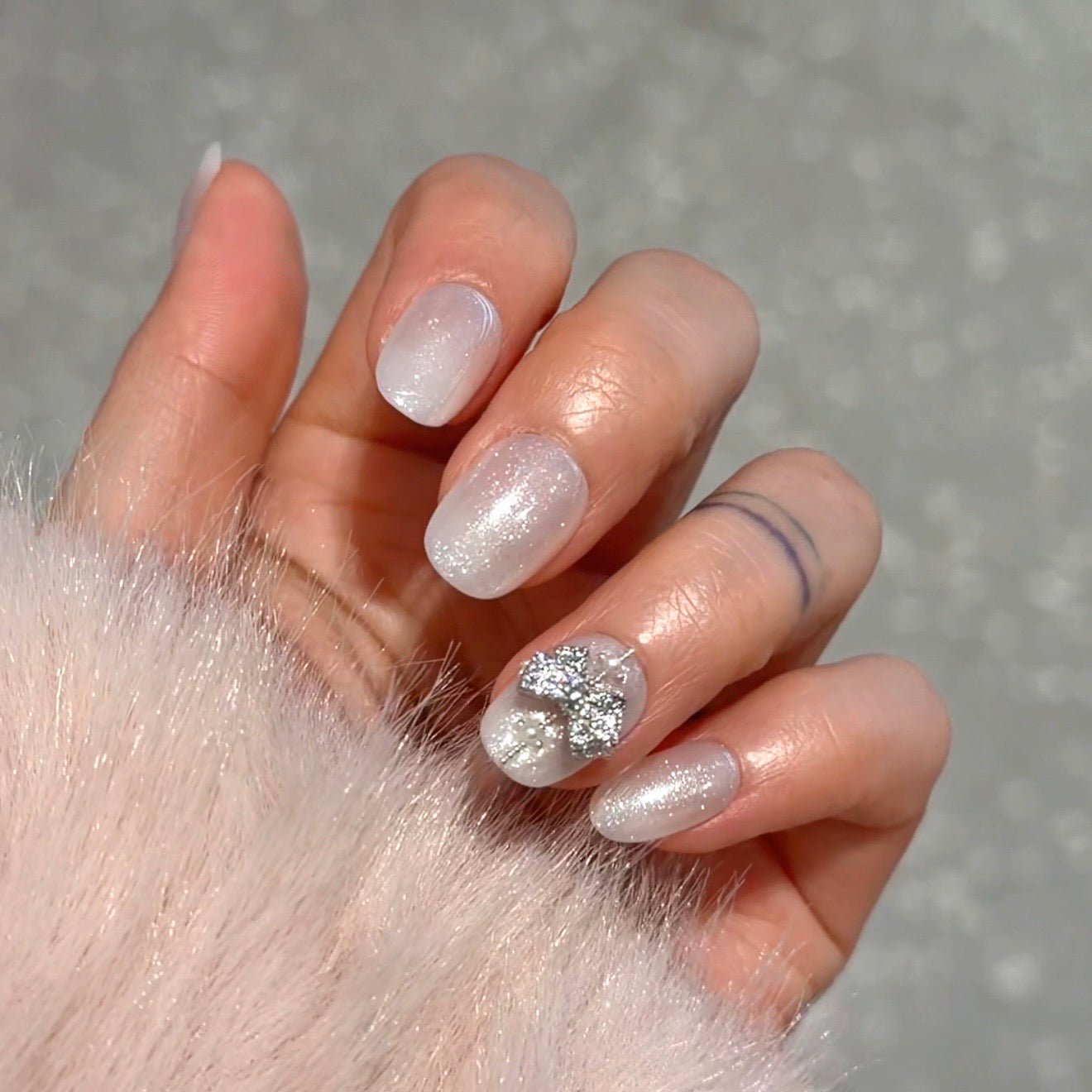 Shimmering Off-White with Glitter Bow Shimmering Off-White with Glitter Bow — Winter White Nails 2027