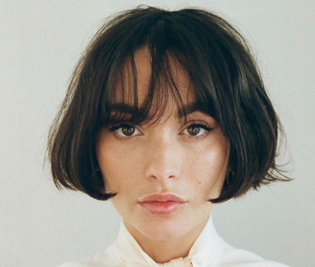 Dark Brown Wavy Bob With Full Fringe Dark Brown Wavy Bob With Full Fringe — Mini Bob 2027