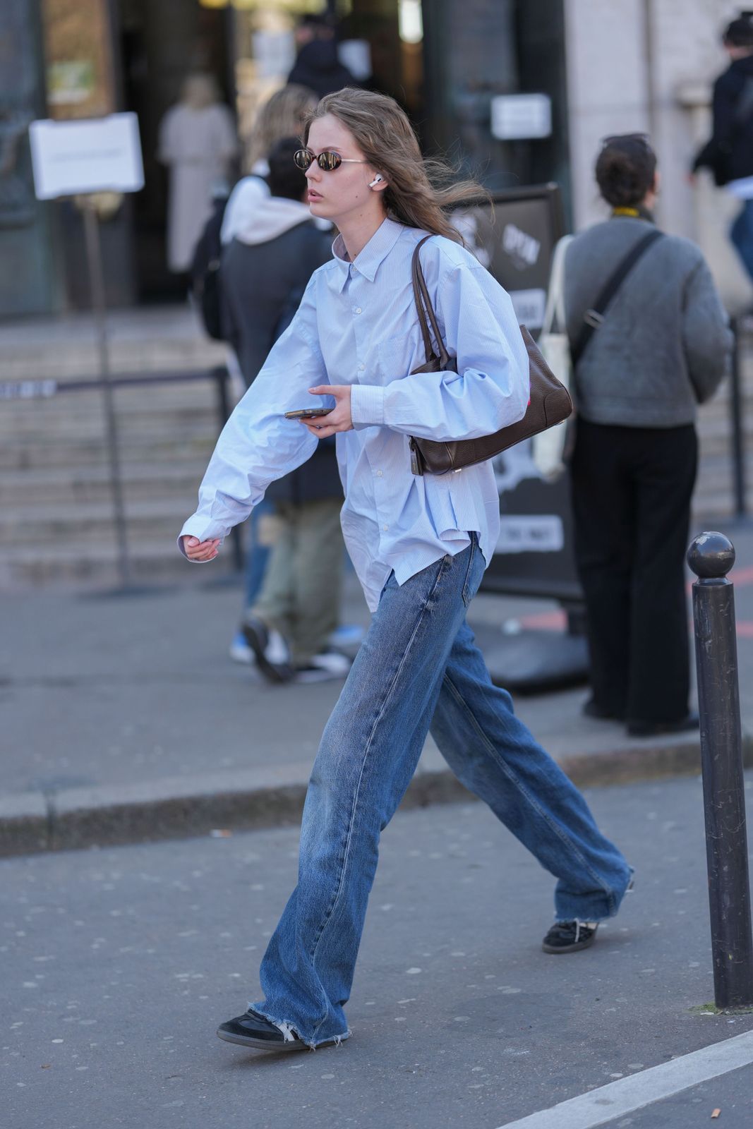 Effortless Street Style: Blue Jeans and an Oversized Shirt Effortless Street Style: Blue Jeans and an Oversized Shirt — Straight Leg Jeans Outfits 2027