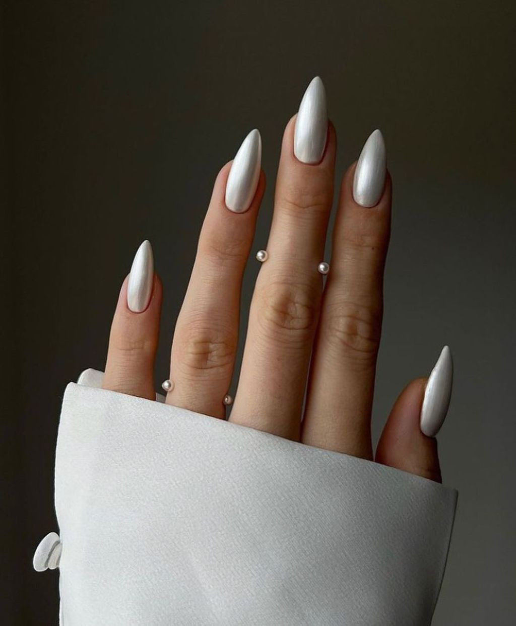 Lustrous Off-White Chrome Long Stiletto Lustrous Off-White Chrome Long Stiletto — Glazed Nails 2027