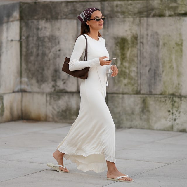 White Jersey Maxi Dress with Flip-Flops and Bandana White Jersey Maxi Dress with Flip-Flops and Bandana — Dress 2027 with Sandals Outfit