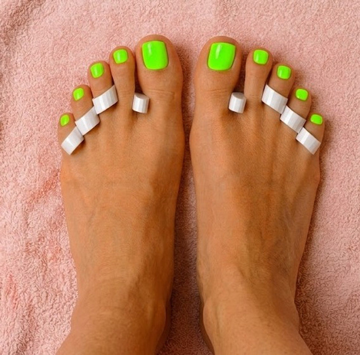 Bright Neon Green Glossy Toes Bright Neon Green Glossy Toes — Green Toe Nails 2027