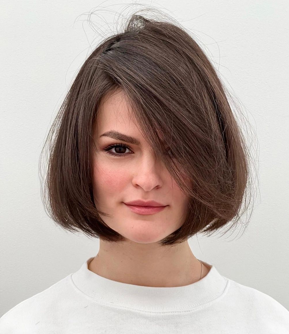 Collarbone Bob With Side-Swept Bangs Collarbone Bob With Side-Swept Bangs — Classic Bob 2027