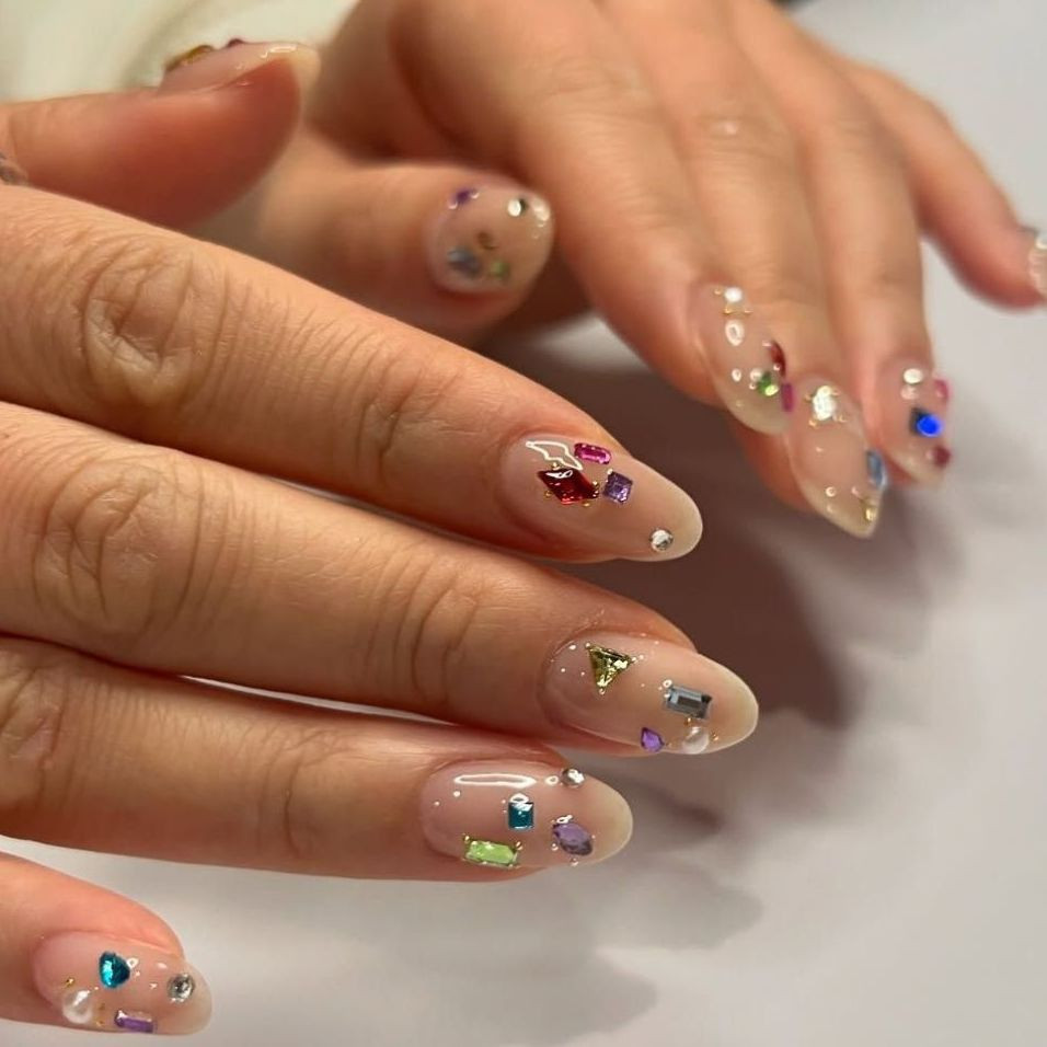 Colorful Scattered Gem Oval Nails Colorful Scattered Gem Oval Nails — Crystal Rhinestone Nails 2027