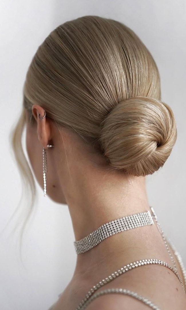 Smooth Neutral Blonde Low Bun Smooth Neutral Blonde Low Bun — Sleek Bun 2027