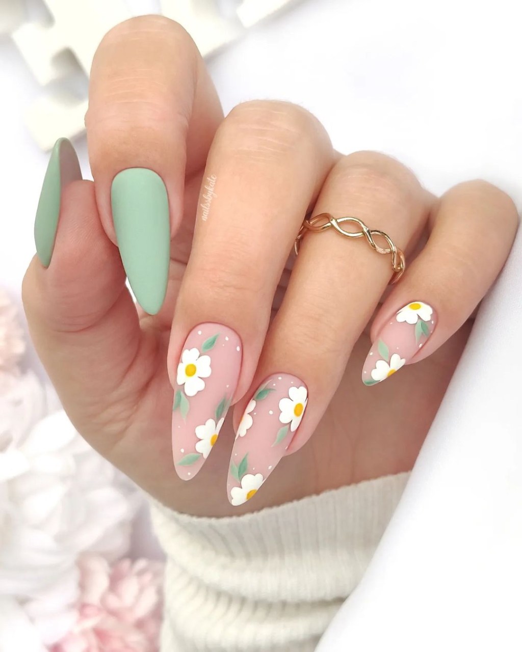 Long Almond Sheer Nude Pink Daisies Long Almond Sheer Nude Pink Daisies — Daisy Flower Nails 2027