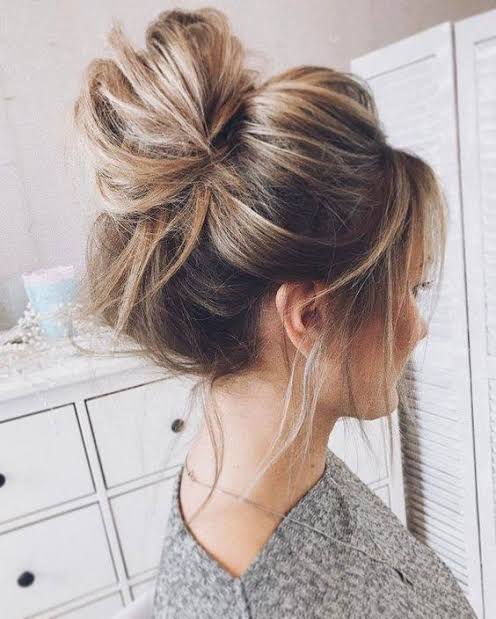 Ash Blonde Collarbone Messy Bun With Wispy Bangs Ash Blonde Collarbone Messy Bun With Wispy Bangs — Second Day Hairstyles 2027