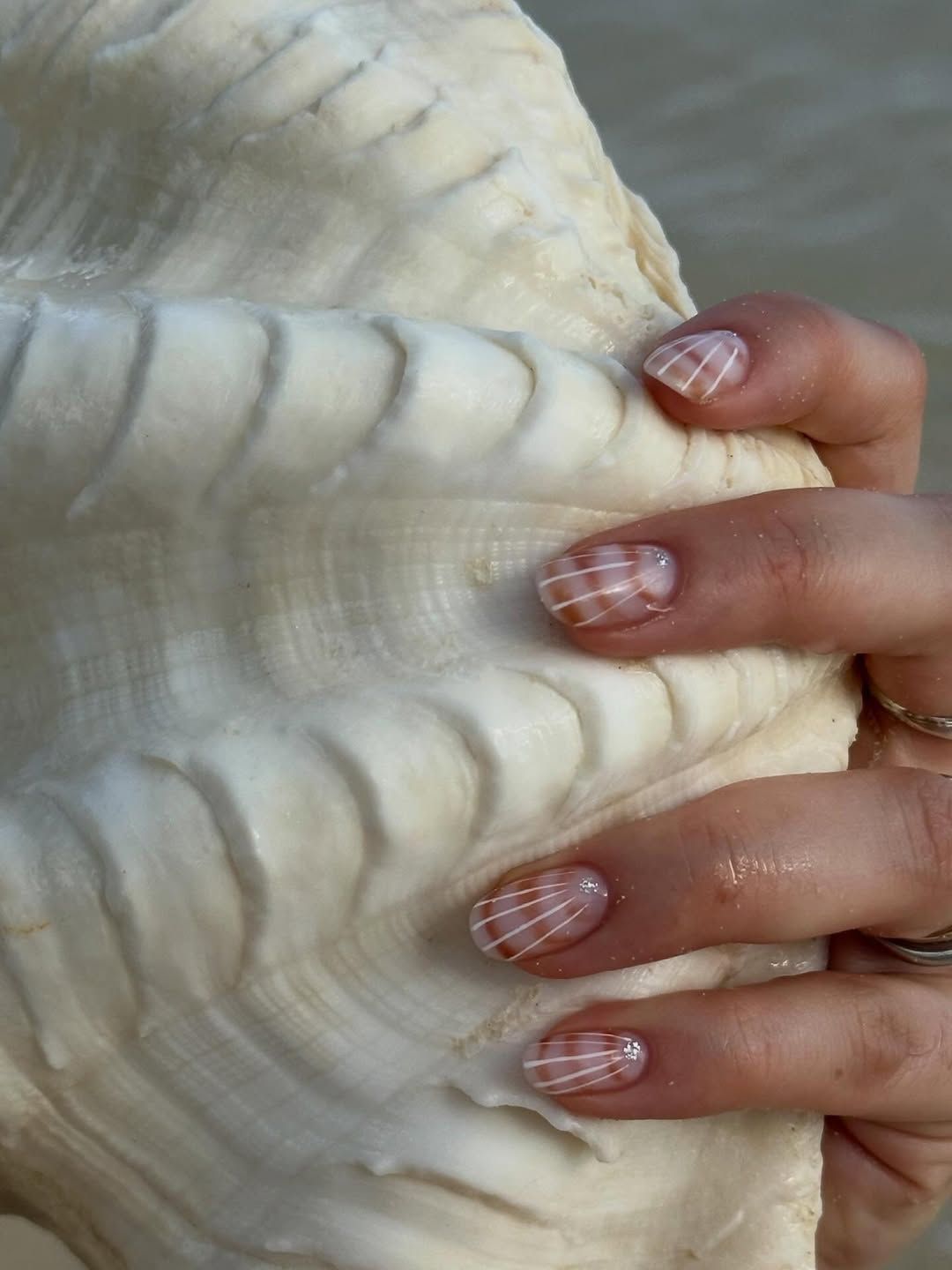 Short Almond Shell Pattern with Glitter Short Almond Shell Pattern with Glitter — Simple Nails 2027