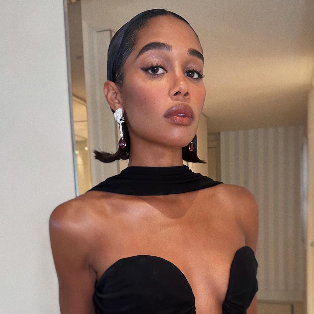Middle Layered Dark Brown Collarbone Bob — Y2K Bob 2027