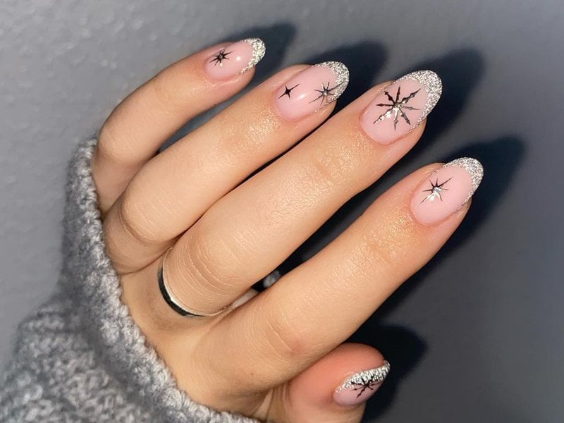 Silver Glitter French Snowflake Bed Silver Glitter French Snowflake Bed — Snowflake Nails 2027