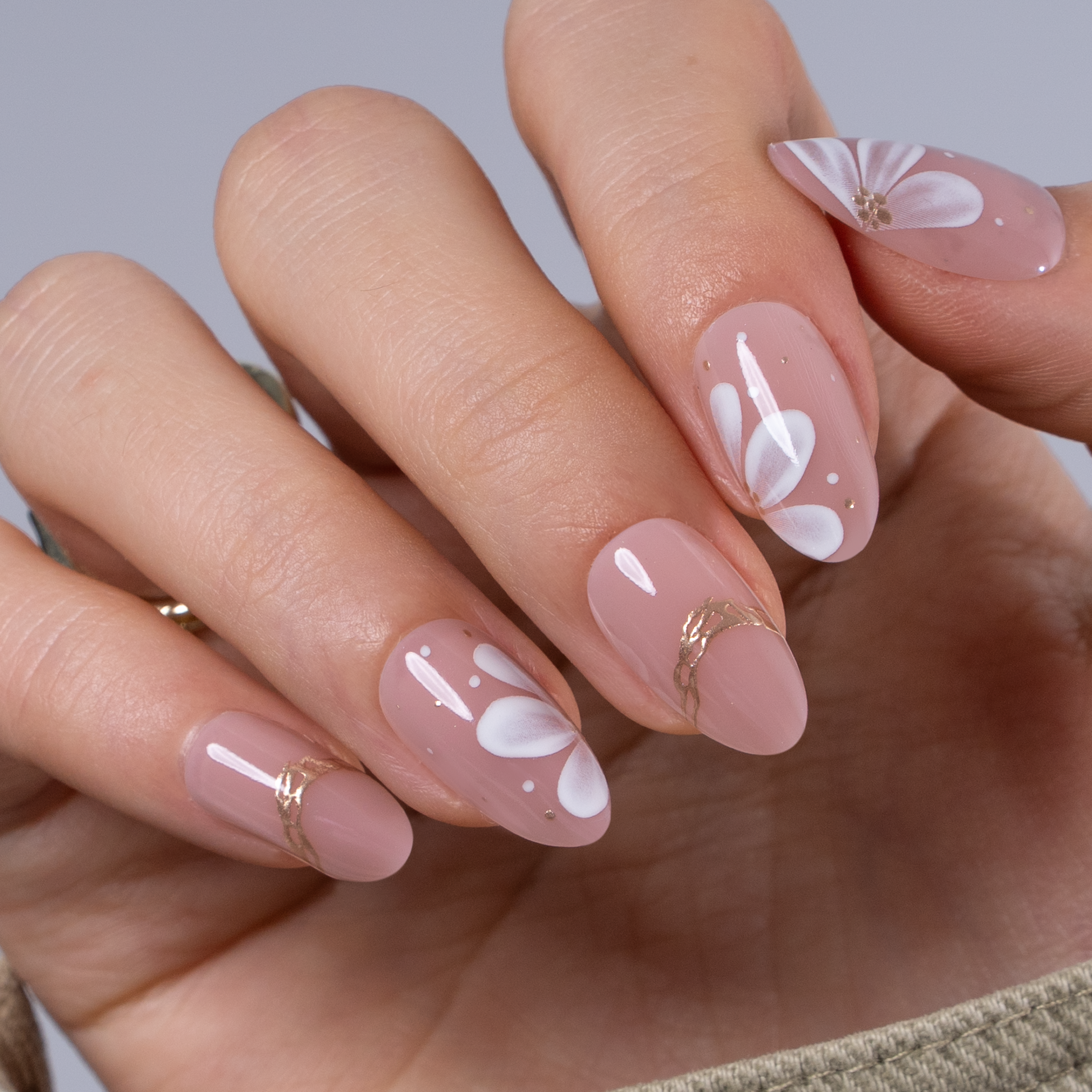 Long Almond Daisies with Gold Accents Long Almond Daisies with Gold Accents — Daisy Flower Nails 2027
