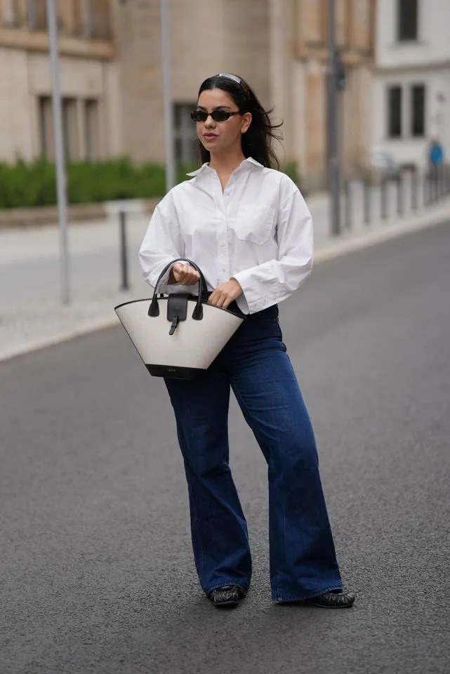 Effortless Daytime: Oversized Shirt and Flared Jeans with a Thin Headband — Headband Outfits 2027