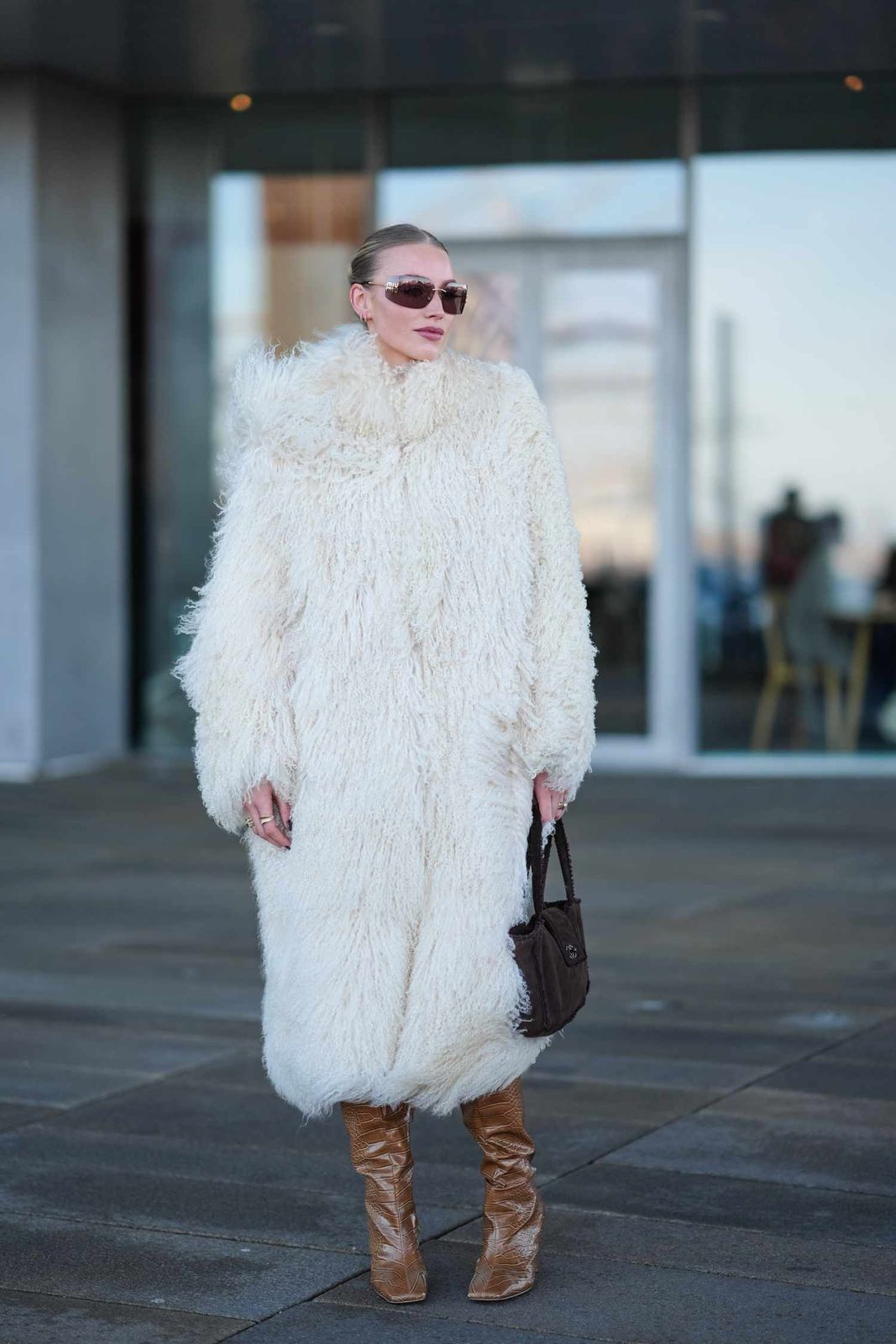 Luxurious Comfort: Oversized Cream Faux Fur Coat for Cozy Elegance — Cold Weather Outfits 2027