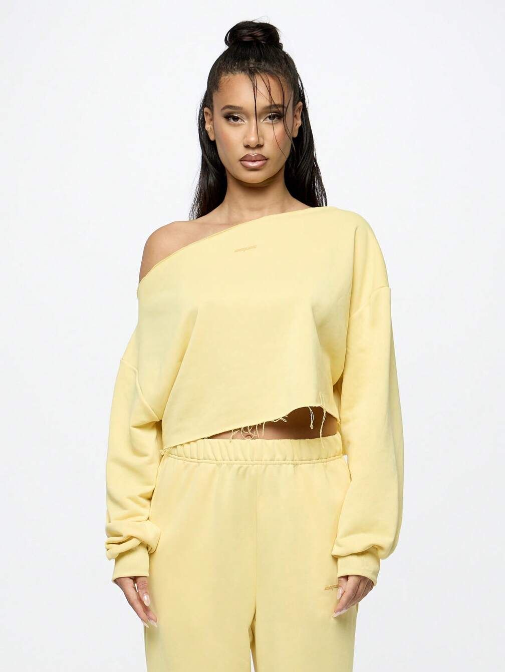 Yellow Off-Shoulder Crop Sweatshirt and Sweatpants for a Bold Gym Look — Streetwear Gym Outfits 2027