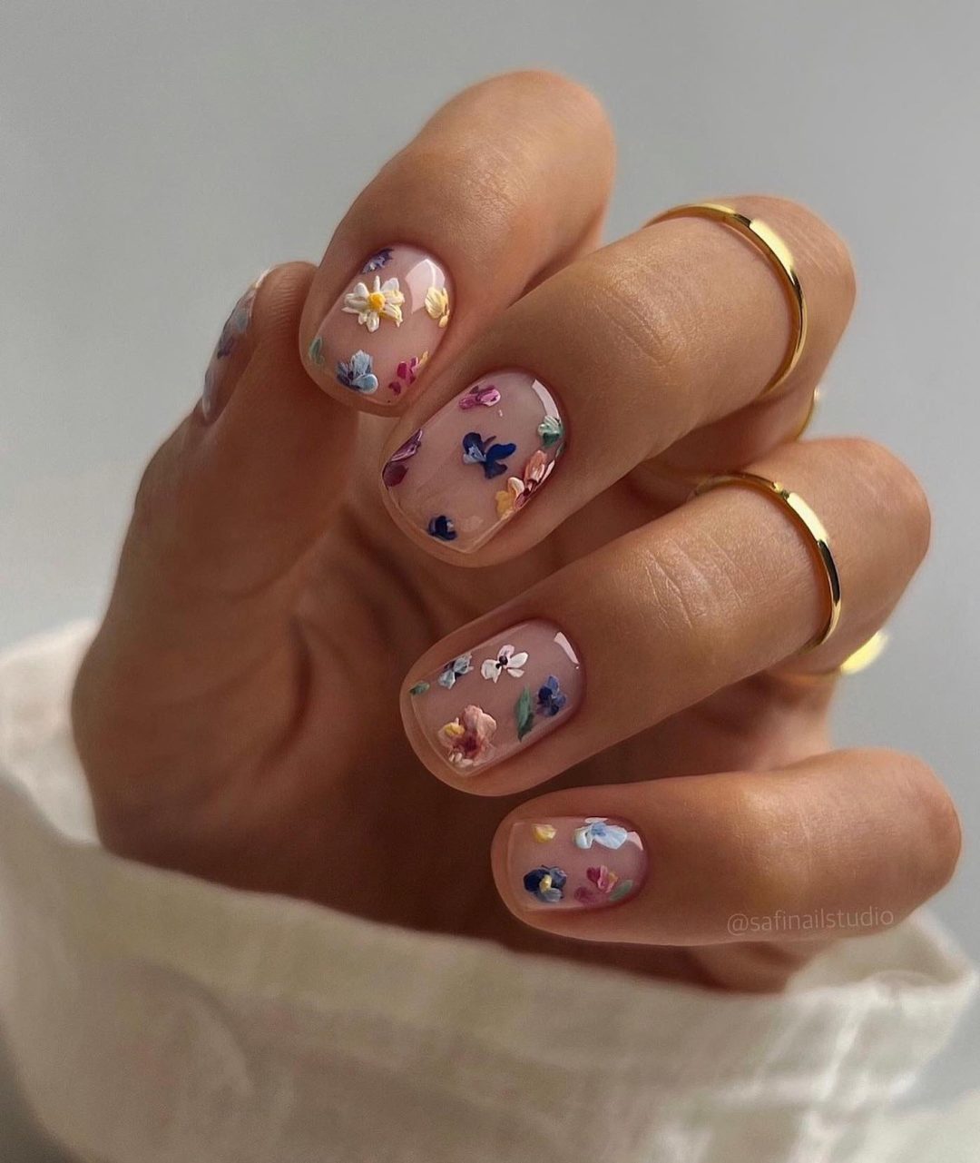 Short Oval Nails With Embedded Pressed Flowers Short Oval Nails With Embedded Pressed Flowers — Flower Nails 2027