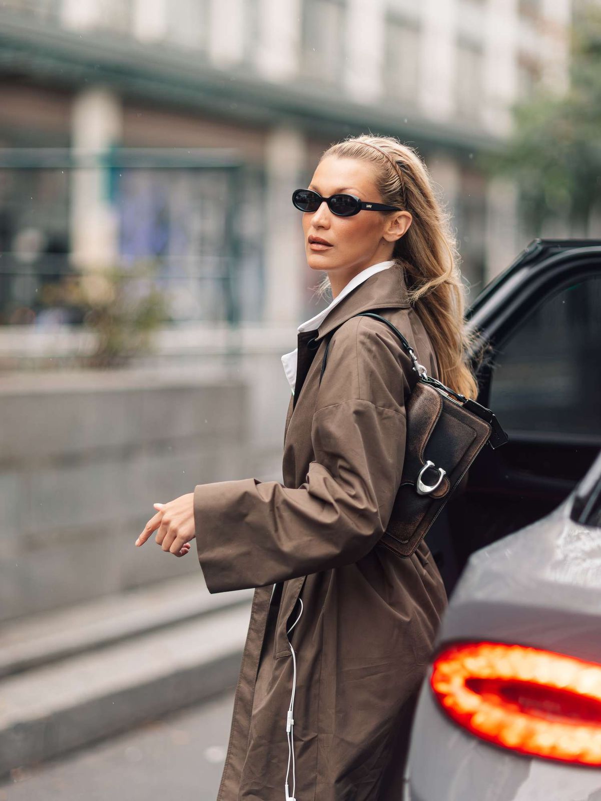 Classic Trench Coat with White Shirt for Smart Casual Classic Trench Coat with White Shirt for Smart Casual — Brown Coat Outfits 2027