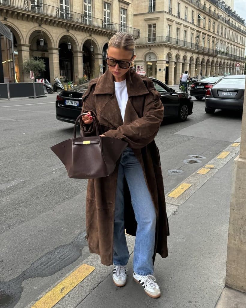 Oversized Suede Trench Coat with Tote Bag and Sneakers Oversized Suede Trench Coat with Tote Bag and Sneakers — Brown Coat Outfits 2027