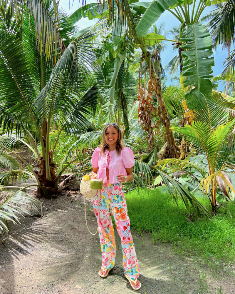 Fruit-Print Pants with Puff-Sleeve Crop Top for Tropical Vibes Fruit-Print Pants with Puff-Sleeve Crop Top for Tropical Vibes — Thailand Outfits 2027