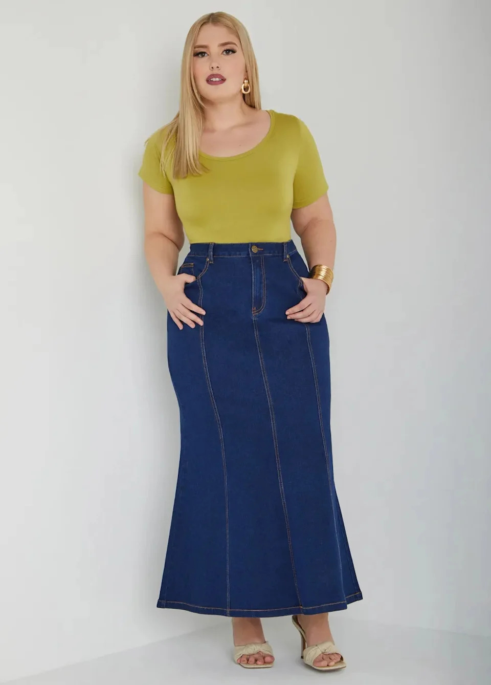 Casual Olive Green Tee with Denim Maxi Skirt — Curvy Outfits 2027