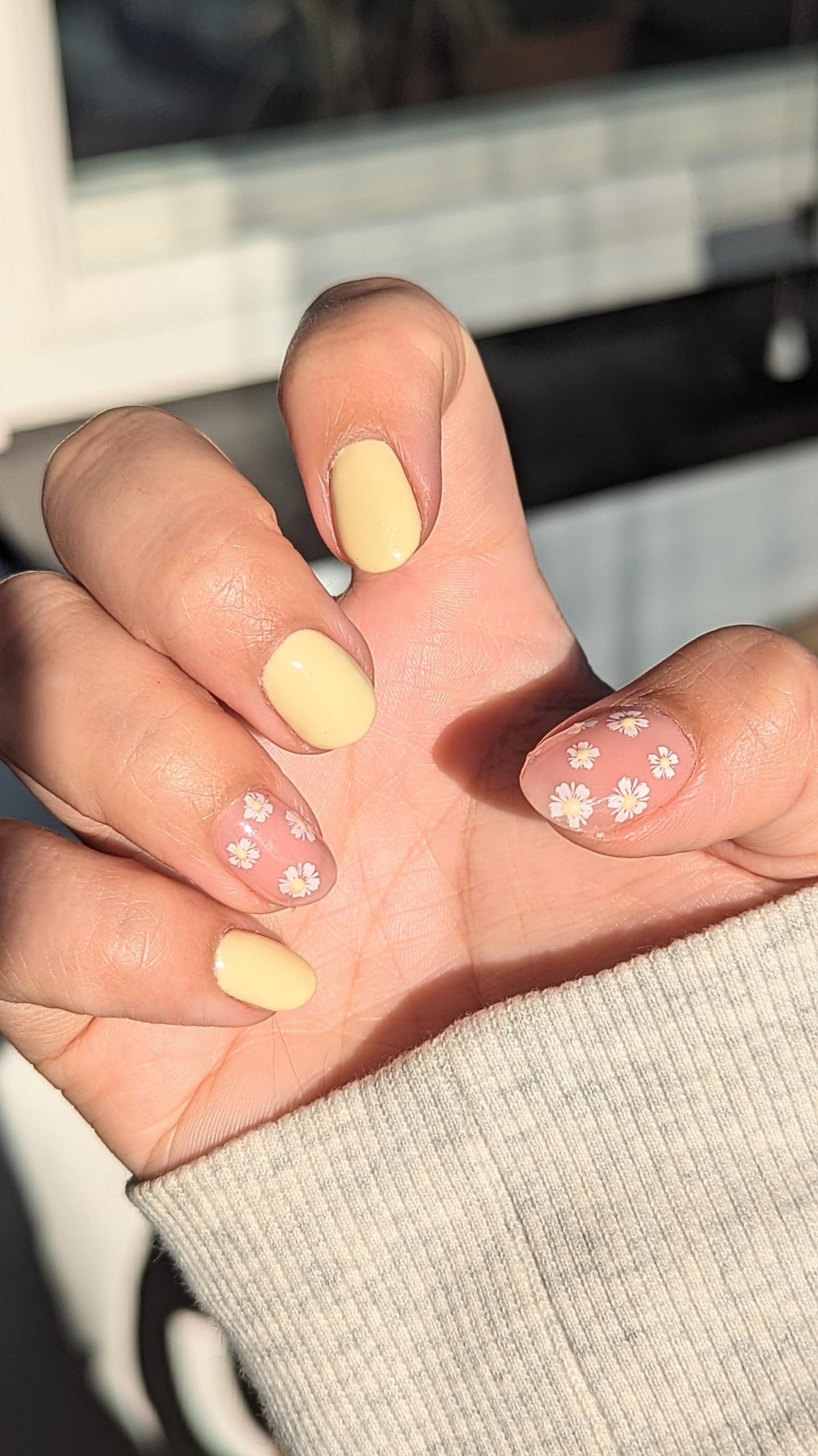 Glossy Pale Yellow and Daisy Mix Glossy Pale Yellow and Daisy Mix — Wildflower Flower Nails 2027