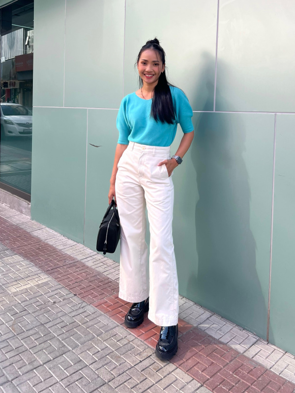 Sporty Chic: Teal Knit Top and White Trousers with a Headband — Headband Outfits 2027
