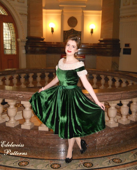 Emerald Green Velvet Dress with Lace Trim for Christmas — Green Christmas Outfits 2026