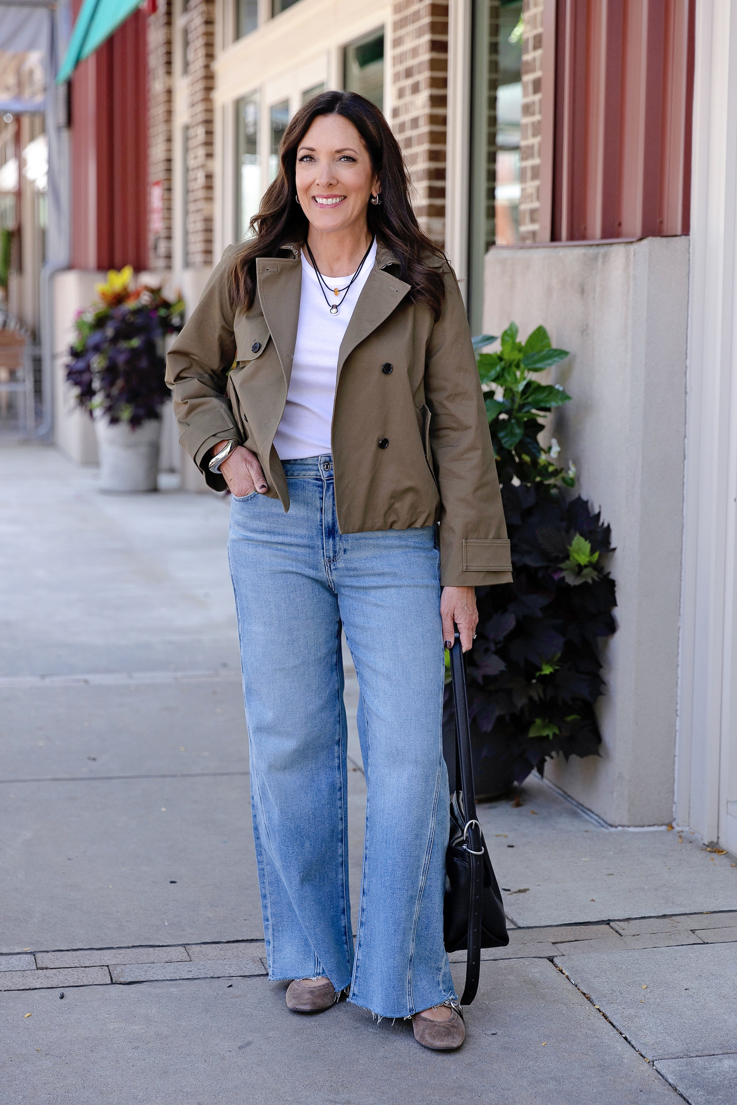 Transitional Style: Light Jeans with a Cropped Jacket Transitional Style: Light Jeans with a Cropped Jacket — Straight Leg Jeans Outfits 2027