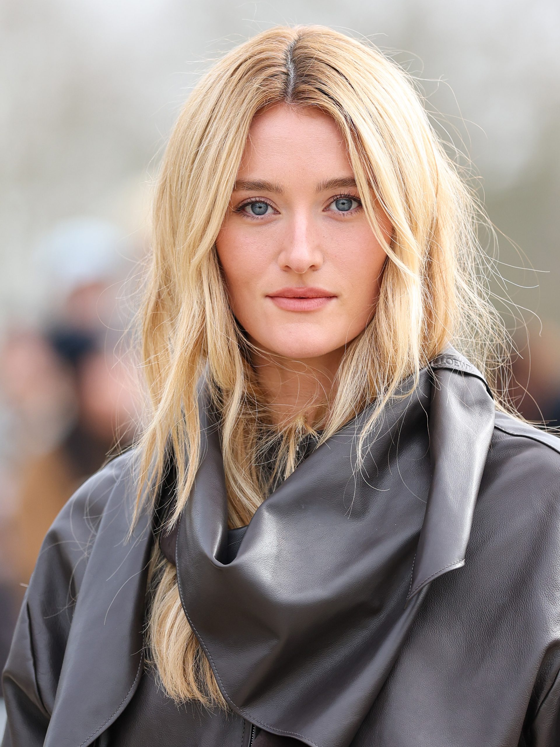 Visual Idea — A Front View Of A Woman With Wavy Visual Idea — A Front View Of A Woman With Wavy — Office Hairstyles 2027