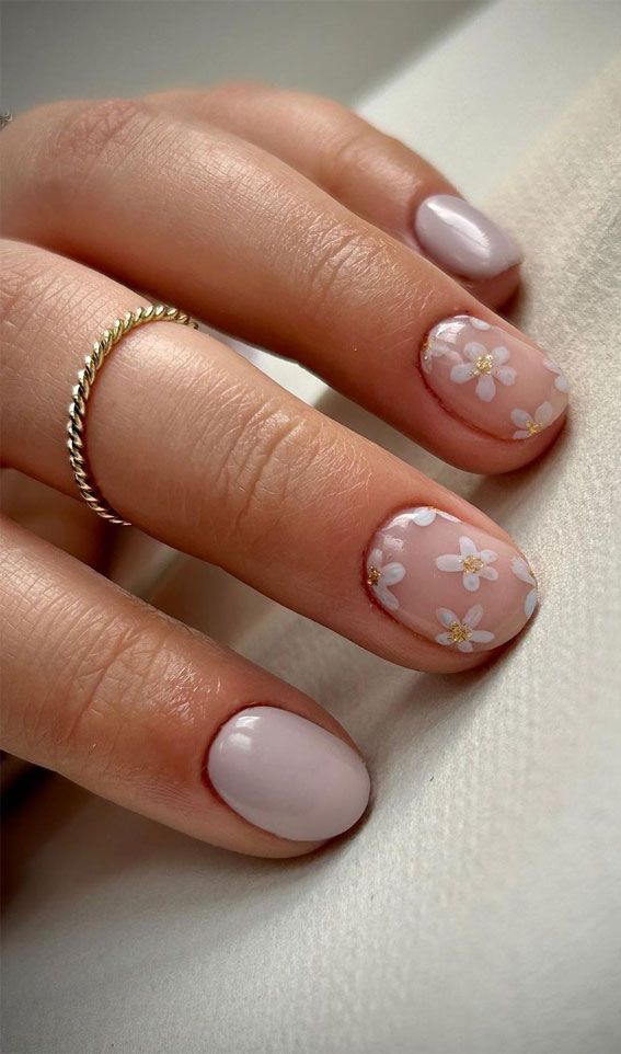 White Flowers with Gold Accents White Flowers with Gold Accents — Short Floral Nails 2027