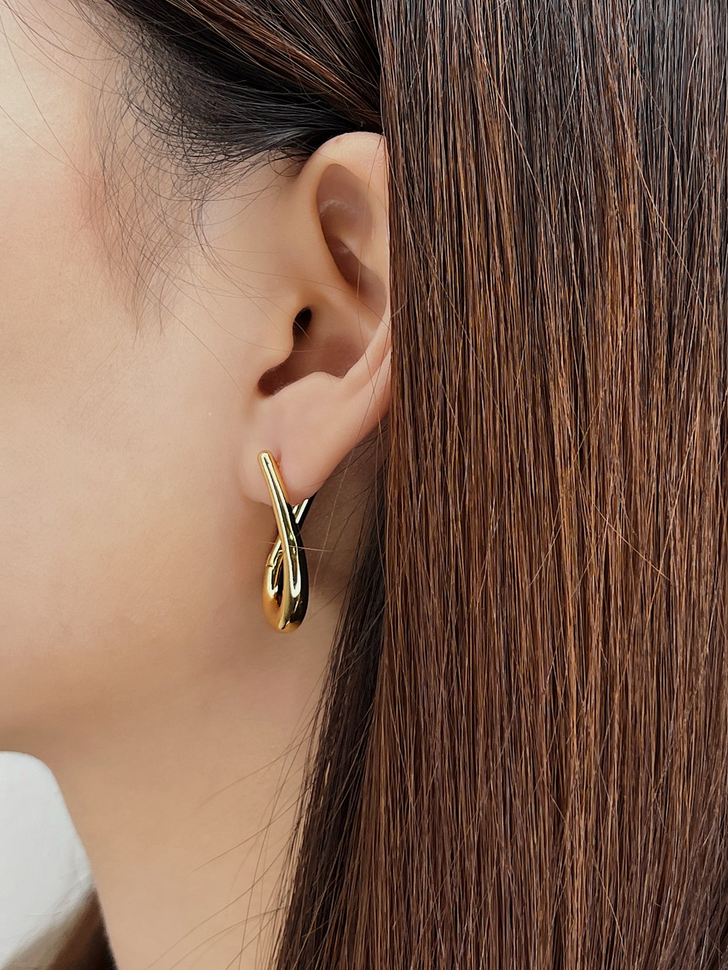 Irregular Gold Hoop for an Artistic and Unique Statement Irregular Gold Hoop for an Artistic and Unique Statement — Gold Hoops Outfits 2027