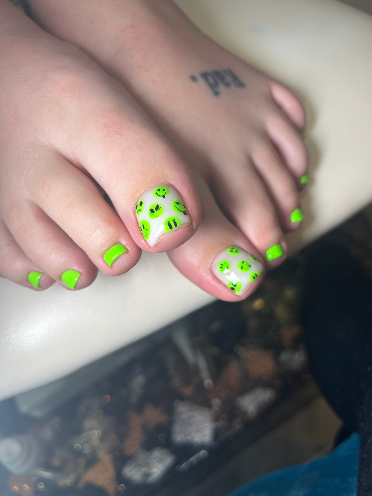 Neon Green Smiley Face Toes Neon Green Smiley Face Toes — Green Toe Nails 2027