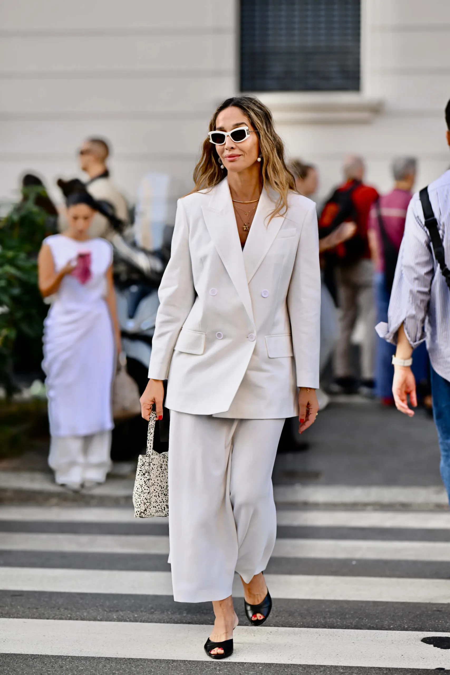 Cropped Linen Blazer and Shorts for Summer Events Cropped Linen Blazer and Shorts for Summer Events — All White Outfits 2027