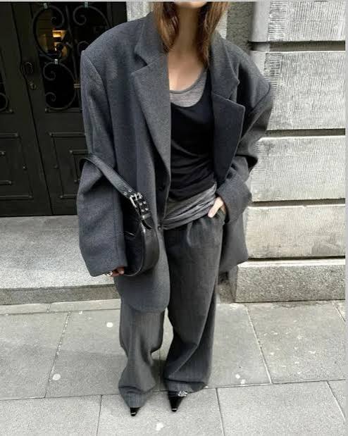 Oversized Grey Blazer with T-Shirt and Wide-Leg Trousers Oversized Grey Blazer with T-Shirt and Wide-Leg Trousers — Winter Grey Outfits 2027
