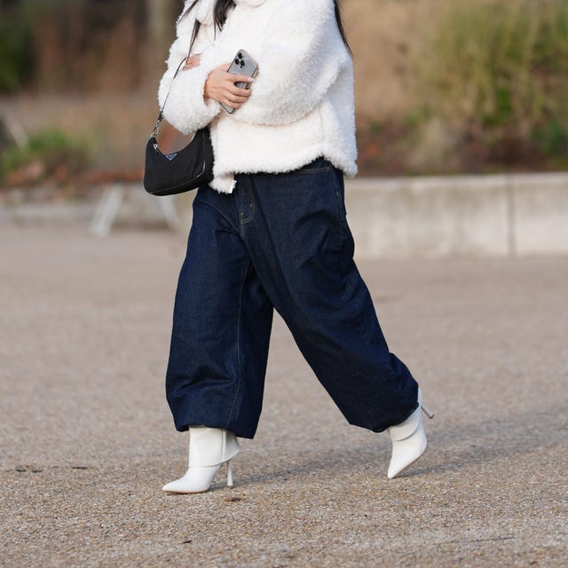 Oversized Baggy Jeans with White Teddy Coat Oversized Baggy Jeans with White Teddy Coat — Downtown Girl Outfits 2027