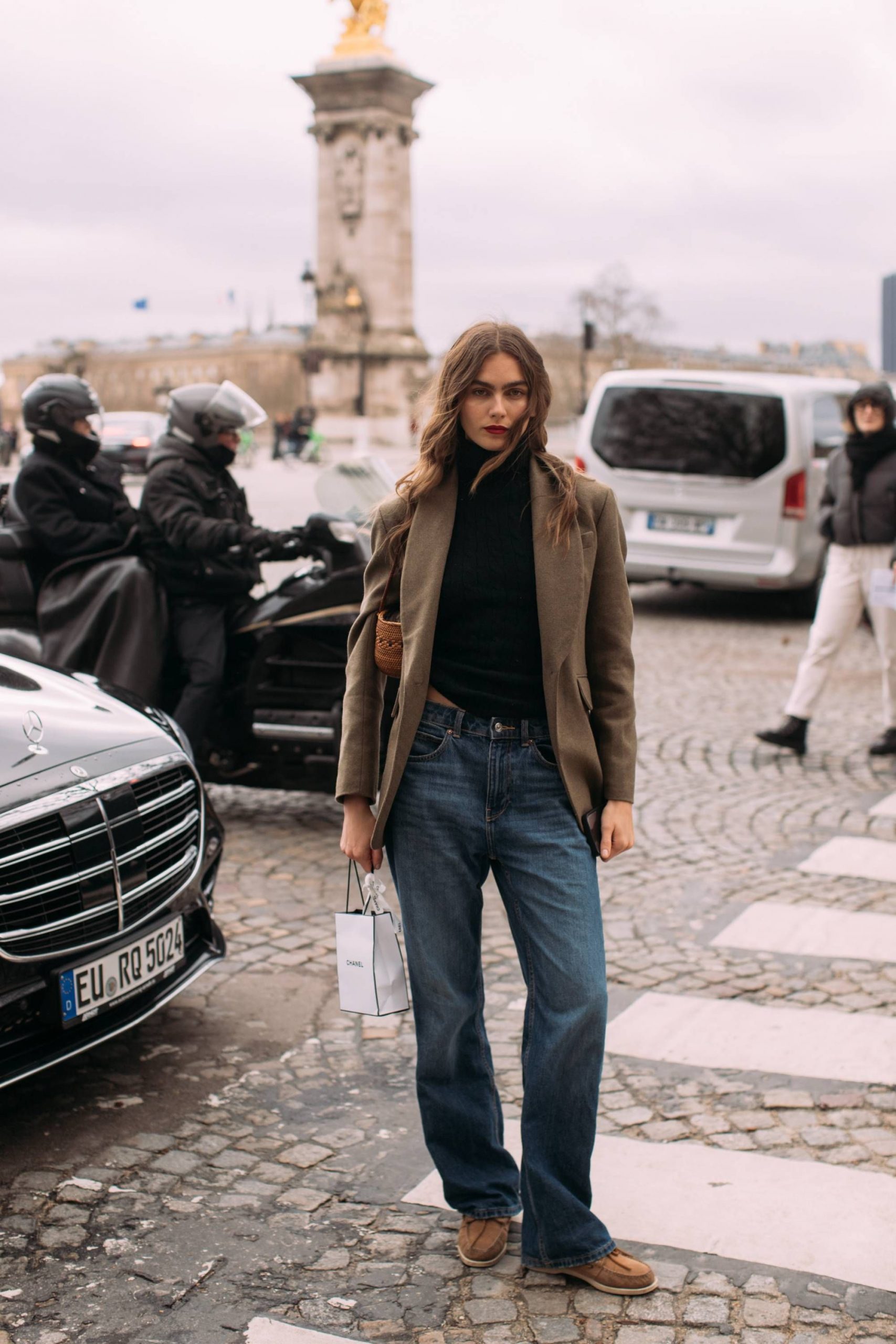 Oversized Blazer and Wide-Leg Jeans with Brown Loafers Oversized Blazer and Wide-Leg Jeans with Brown Loafers — Spring Outfits 2027 with Loafers