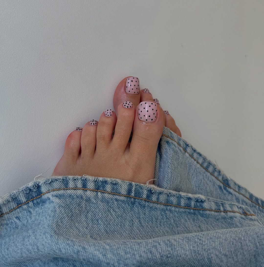 Black Polka Dots Visual Idea Black Polka Dots Visual Idea — Gel Pedicure Colors 2027