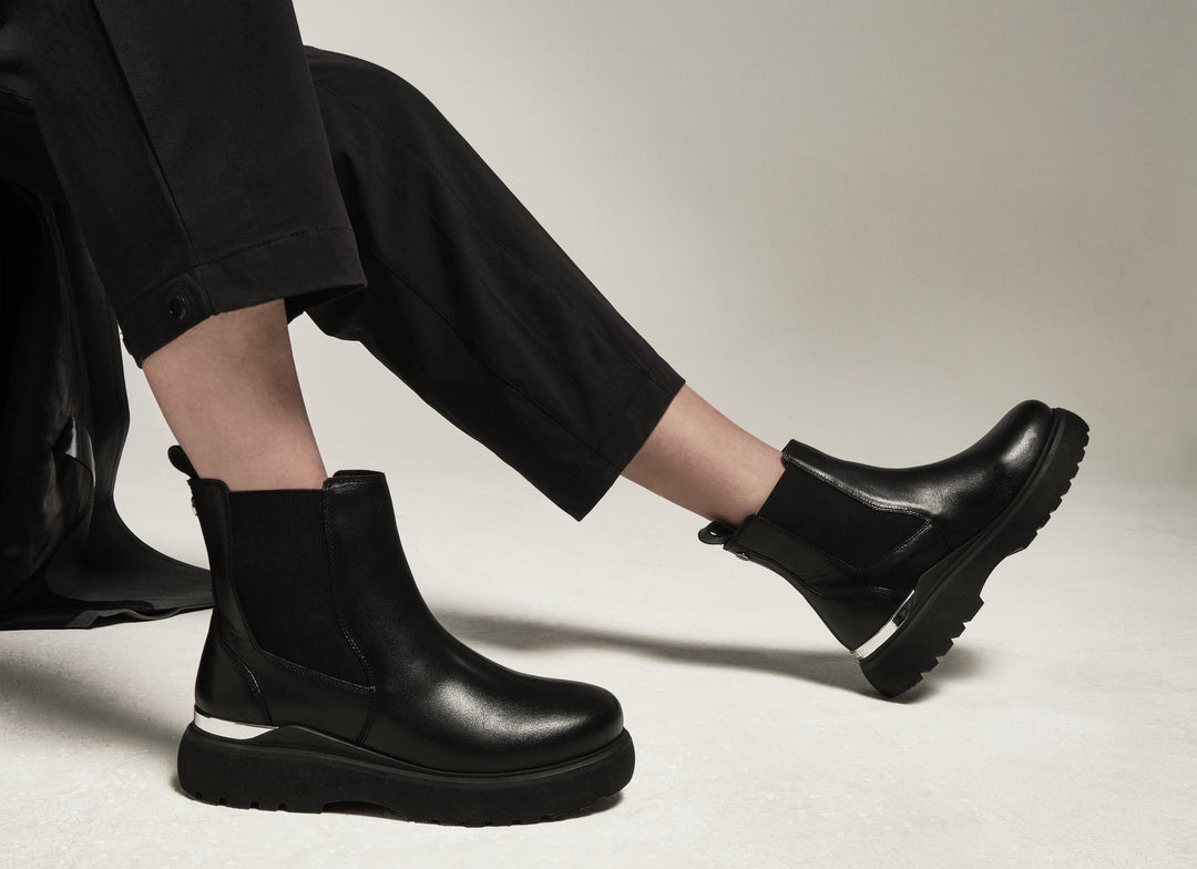 Minimalist Black Trousers with Platform Chelsea Boots Minimalist Black Trousers with Platform Chelsea Boots — Chelsea Boots Outfits 2027