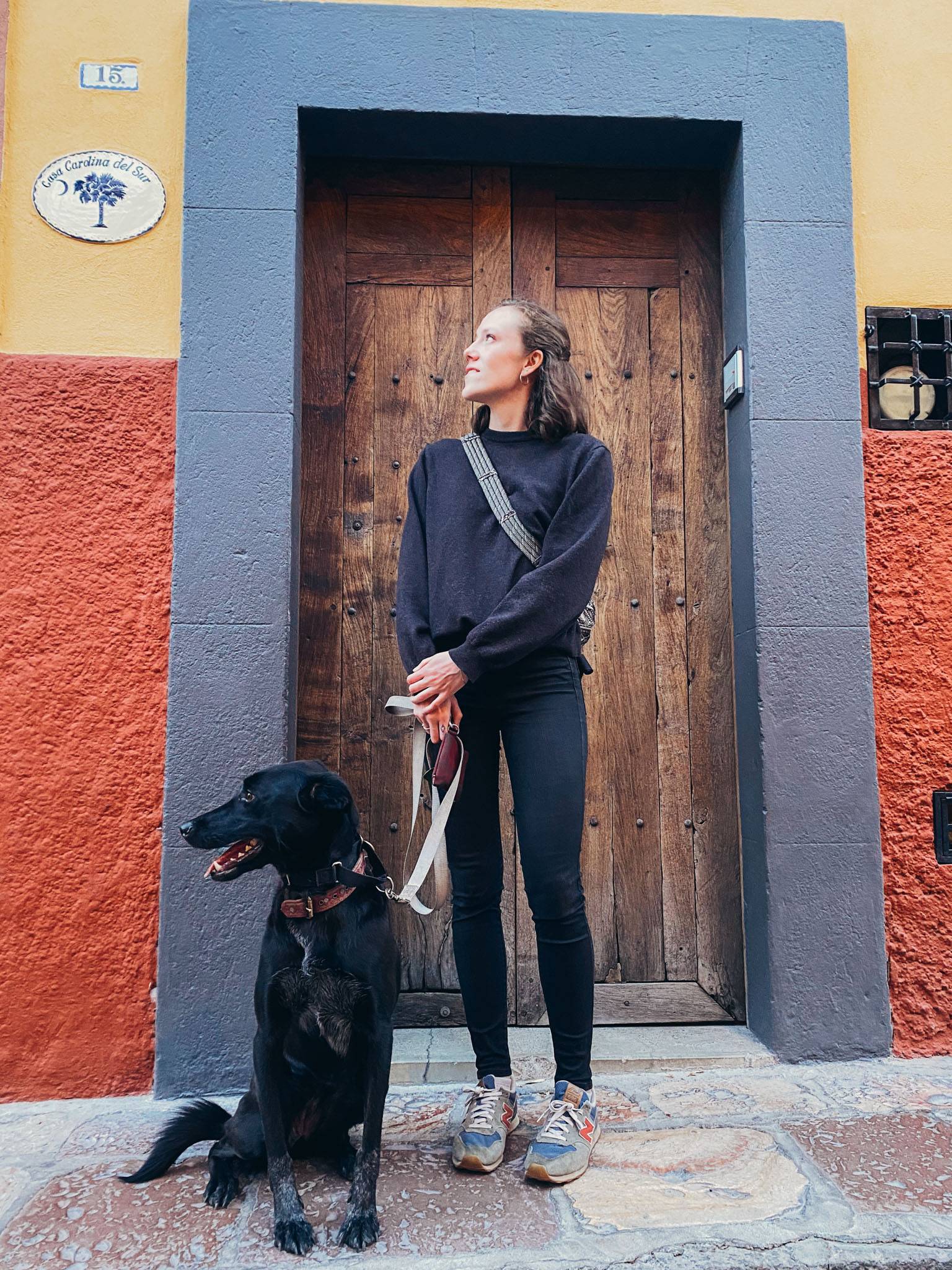 Black Crewneck Sweater with Skinny Jeans and Sneakers Black Crewneck Sweater with Skinny Jeans and Sneakers — Mexico City Outfits 2027