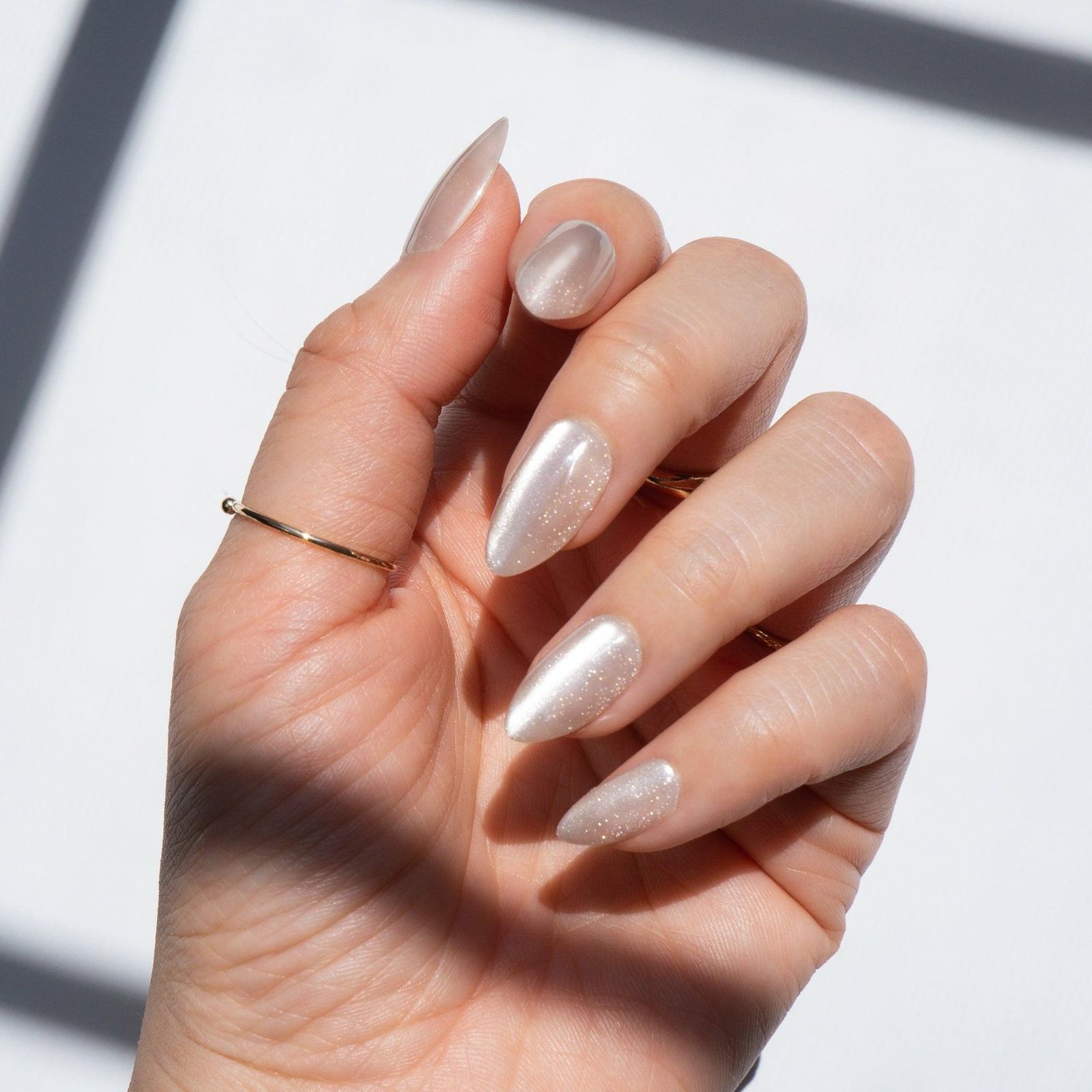 Pale Champagne Cat Eye Almond Nails Pale Champagne Cat Eye Almond Nails — Champagne Nails 2027