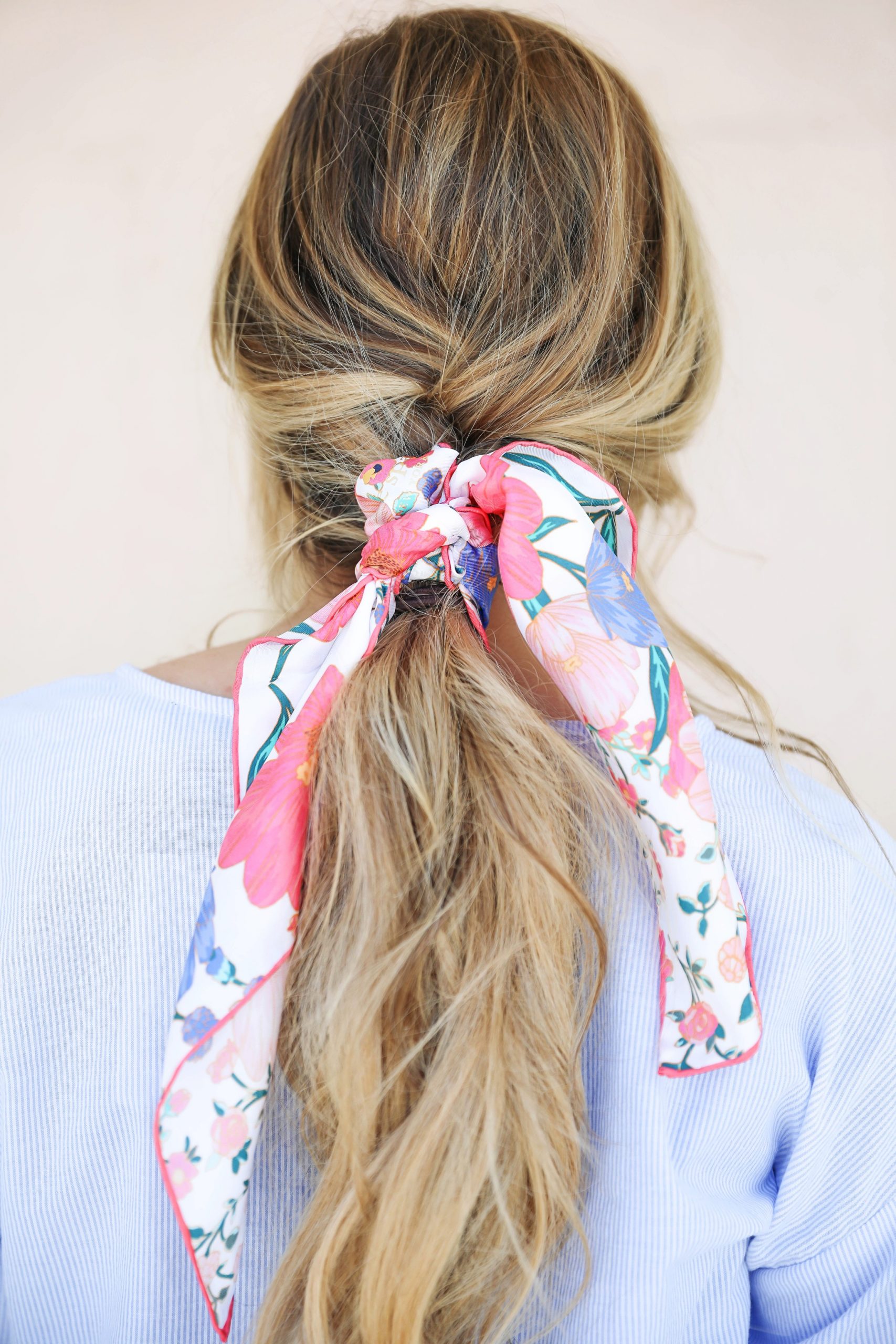 Casual Cool: Ponytail Scarf with Pinstripe Shirt Casual Cool: Ponytail Scarf with Pinstripe Shirt — Hair Scarf Outfits 2027