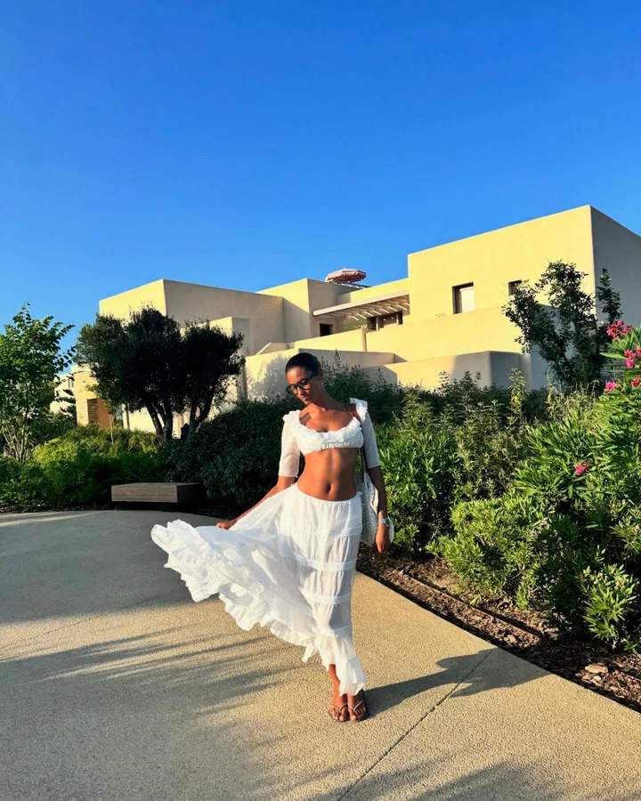 Flowy Tiered Maxi Skirt and Crop Top for a Chic Spring Break Flowy Tiered Maxi Skirt and Crop Top for a Chic Spring Break — Spring Break Outfits 2027