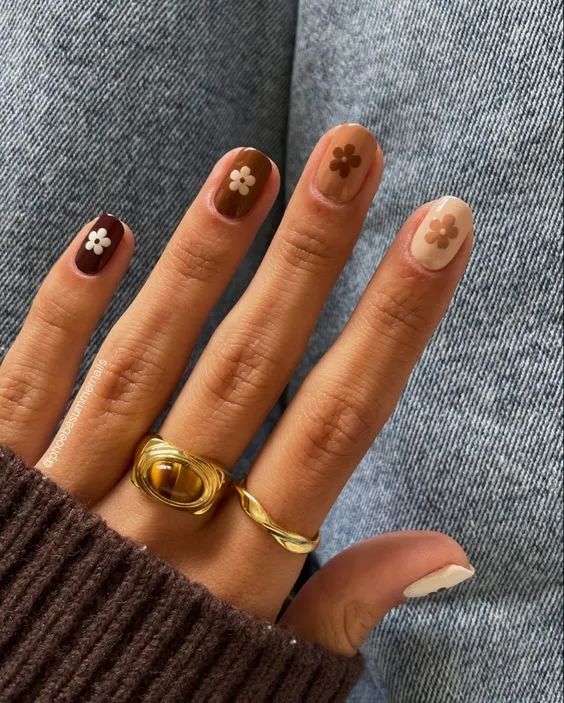 Brown Beige Flower Motif Nails Brown Beige Flower Motif Nails — Short Fall Nails 2026