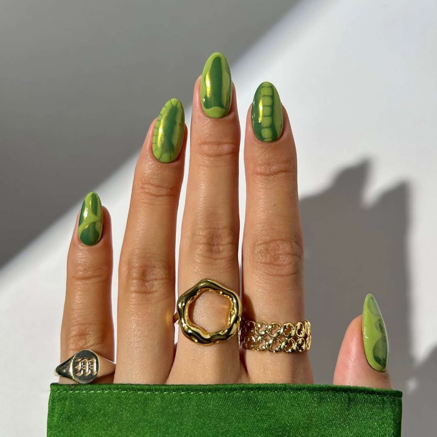 Visual Idea — Coffin-Shaped Nails Of Medium Length Visual Idea — Coffin-Shaped Nails Of Medium Length — Green Chrome Nails 2027
