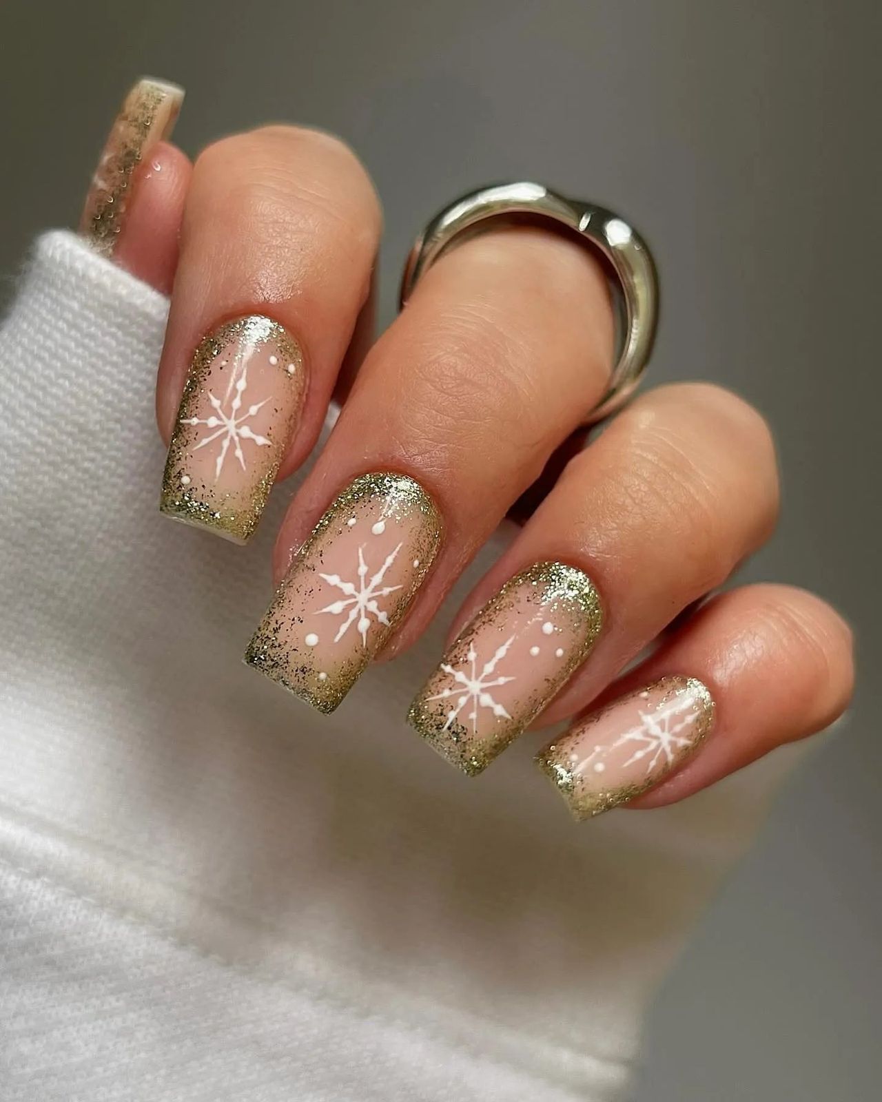 Glitter Ombre And Glossy Gold Glitter Ombre Snowflake Nails Glitter Ombre And Glossy Gold Glitter Ombre Snowflake Nails — Winter Wonderland Nails 2027