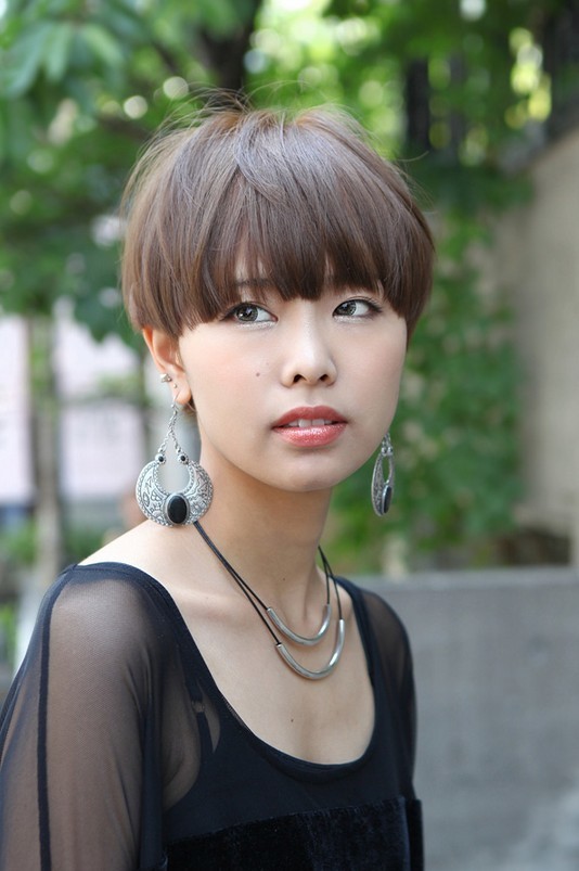 Bowl Cut Pixie with Blunt Bangs Bowl Cut Pixie with Blunt Bangs — Pixie 2027 with Bangs
