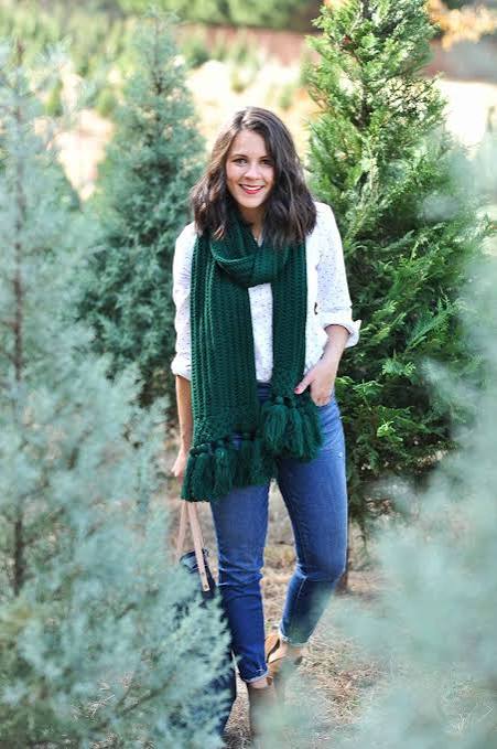 Chunky Green Scarf with Denim Jeans for a Casual Outdoor Look Chunky Green Scarf with Denim Jeans for a Casual Outdoor Look — Farm Outfits 2027