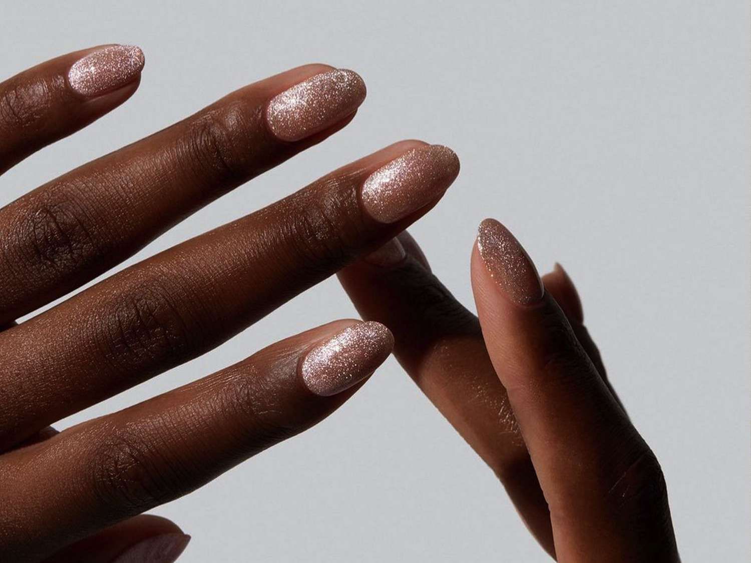 Pale Pink Gold Glitter Ovals Pale Pink Gold Glitter Ovals — Champagne Nails 2027
