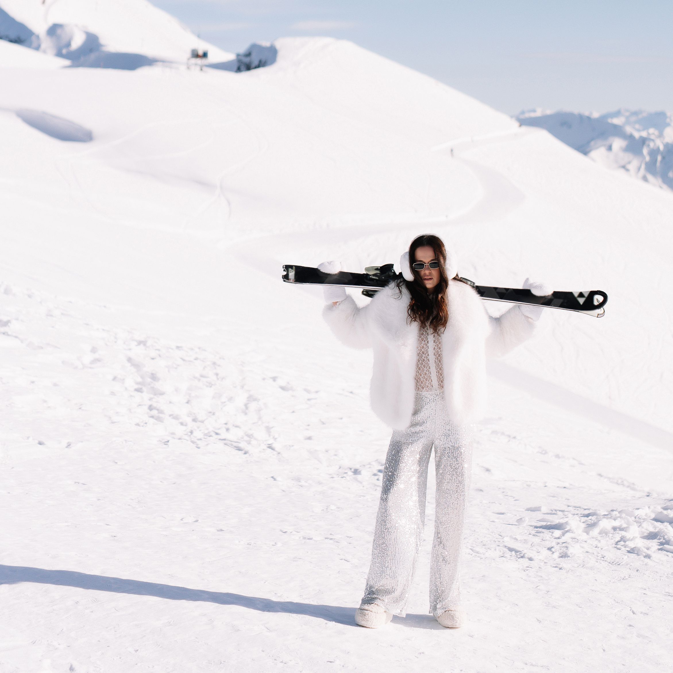 Sequined Wide-Leg Pants and Faux Fur Coat for a Glamorous Ski Resort Evening — Snow Outfits 2027