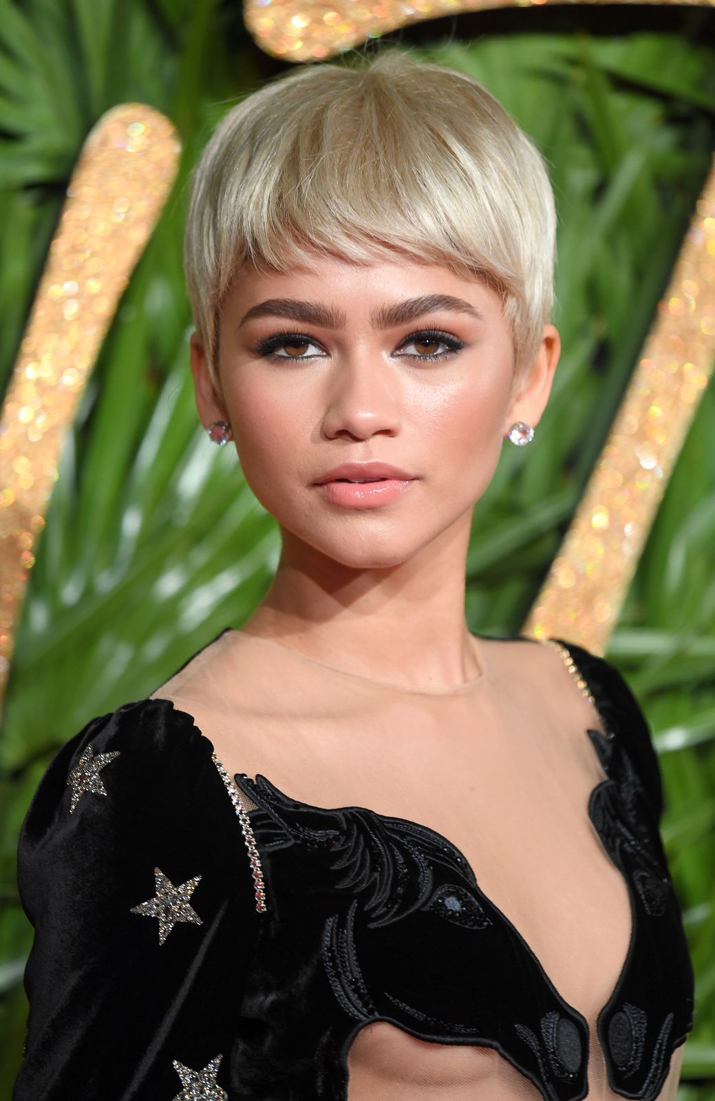 Sleek Platinum Pixie With Blunt Fringe Sleek Platinum Pixie With Blunt Fringe — Lowlights Pixie 2027
